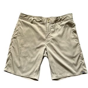 Under Armour Men's Khaki Tan Loose Fit Heatgear Flat Front Shorts Sz. 38‎